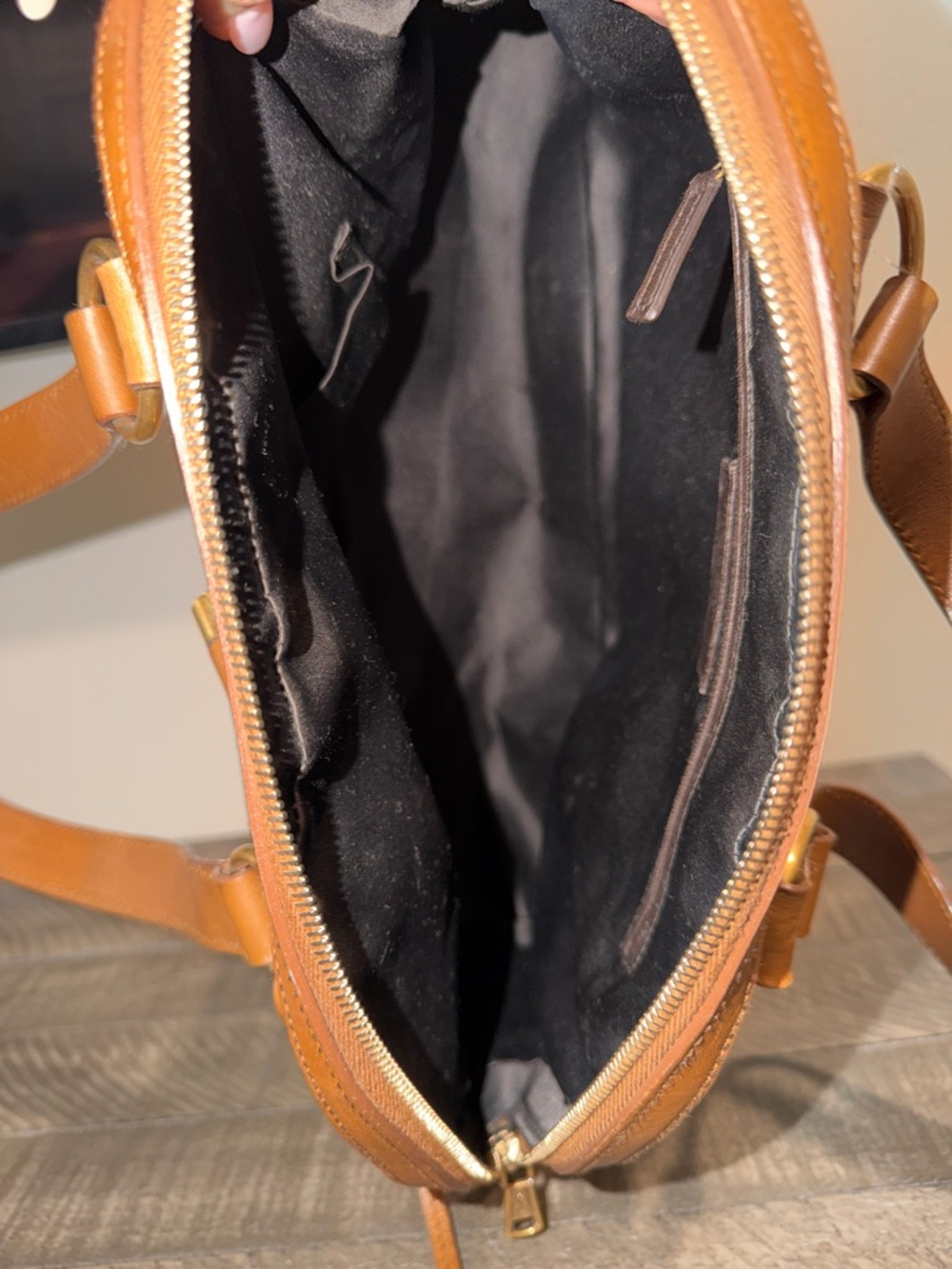 Yves Saint Laurent Tan Leather Large Muse - Picture 13 of 13